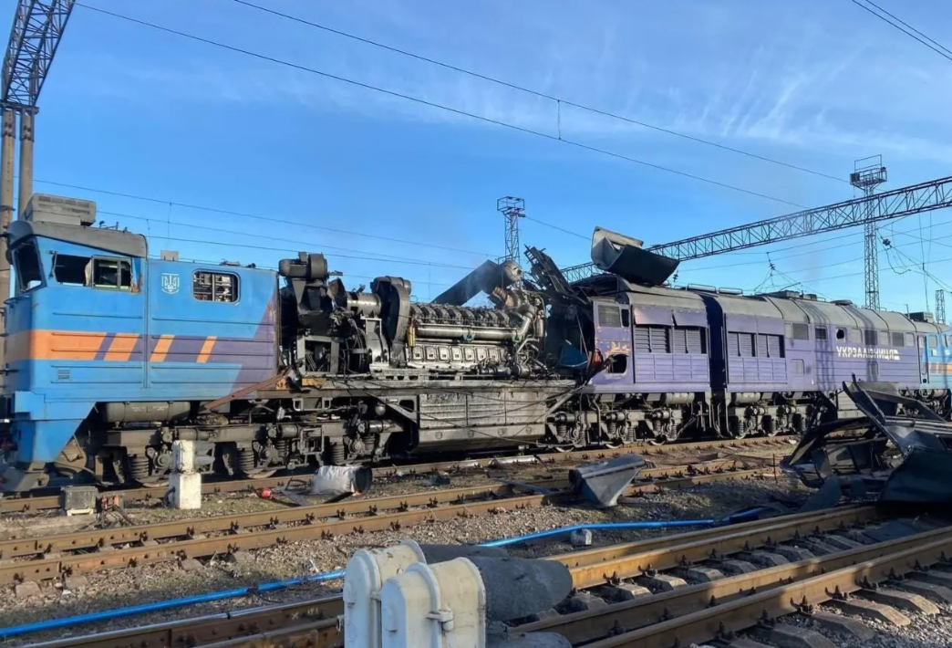 Окупанти двічі влучили дронами в залізницю в Полтавській області: пошкоджено локомотив